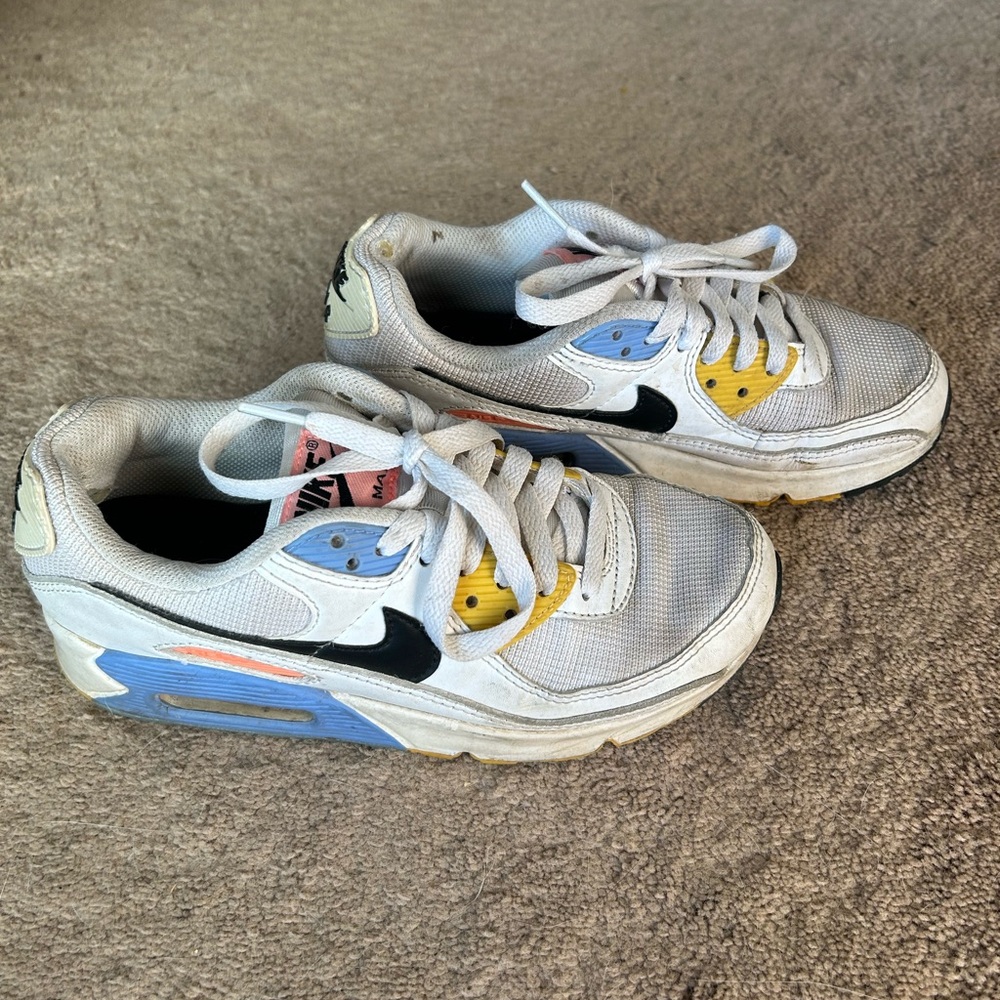 women’s nike sneaker
